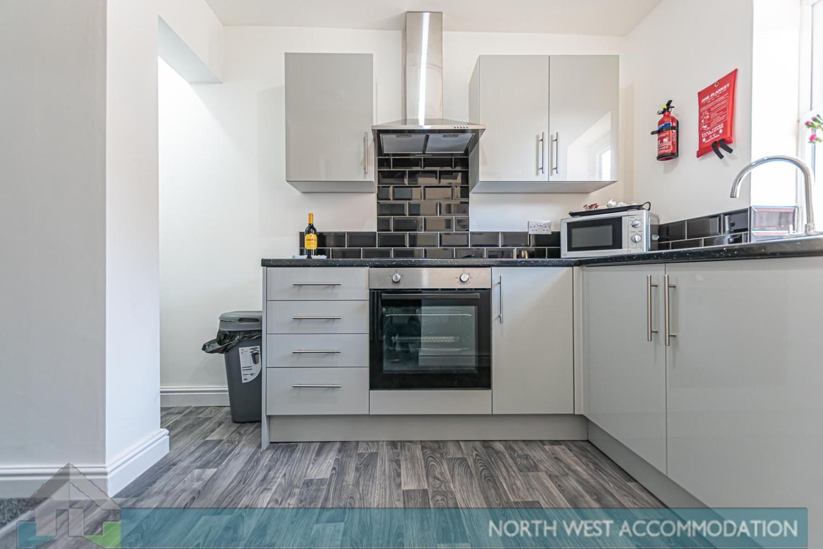 Wellfield Serviced Accommodation Уоррингтон Экстерьер фото